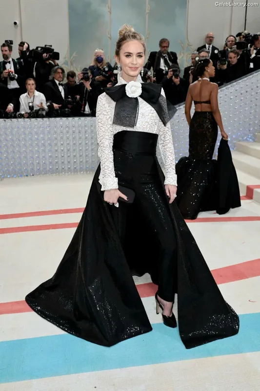 Emily Blunt photo 6 of 322
