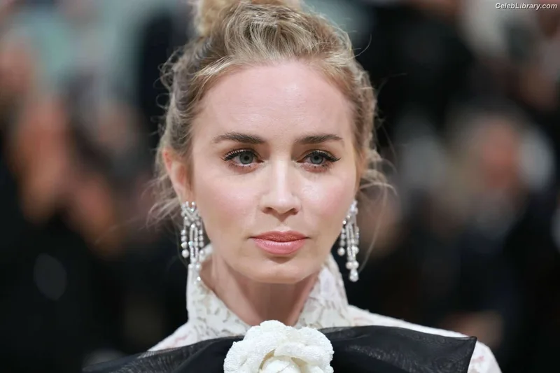 Emily Blunt photo 11 of 322