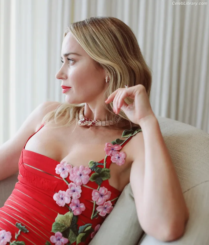 Emily Blunt photo 17 of 322