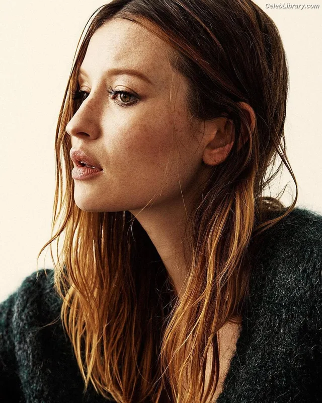 Emily Browning photo 1 of 103