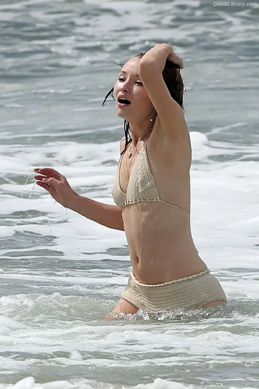 Emily Browning photo 8 of 103