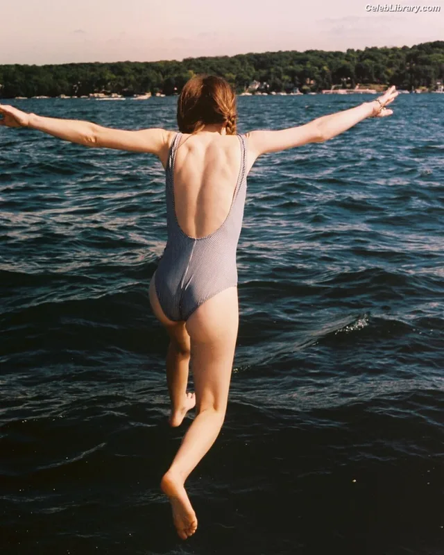 Emily Browning photo 14 of 103