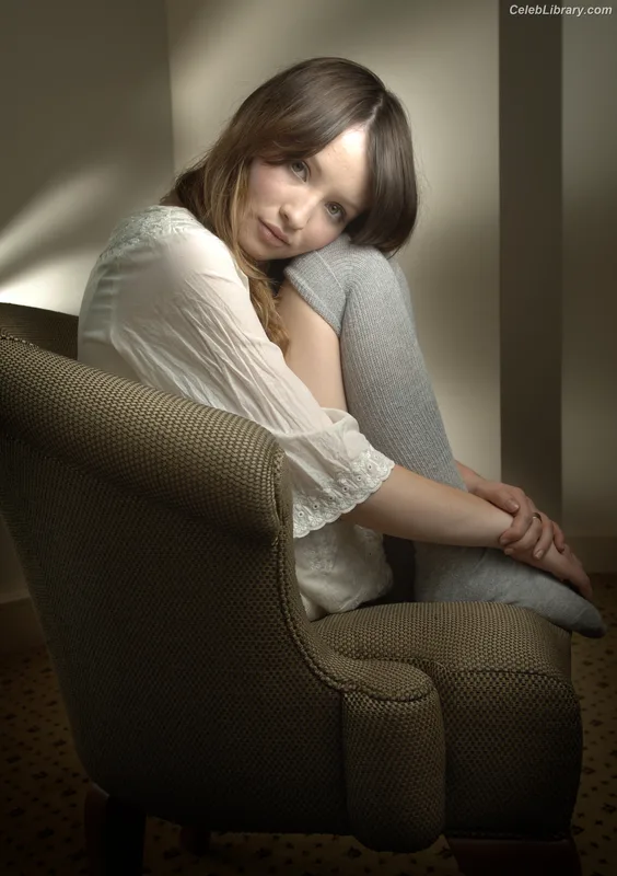 Emily Browning photo 11 of 103