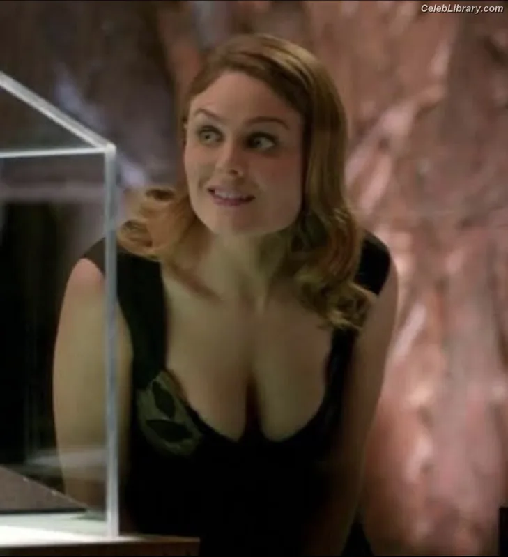 Emily Deschanel photo 2 of 17