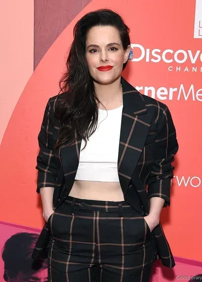Emily Hampshire photo 1 of 35