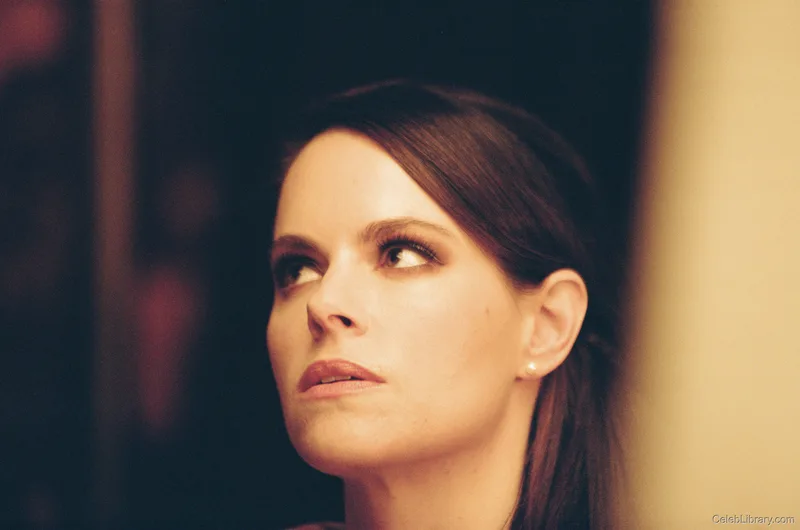 Emily Hampshire photo 4 of 35