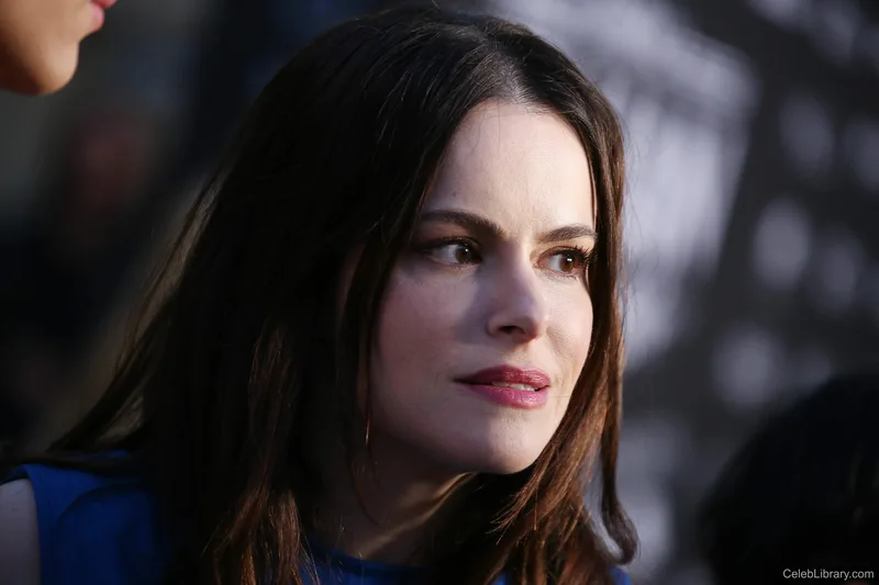 Emily Hampshire photo 5 of 35