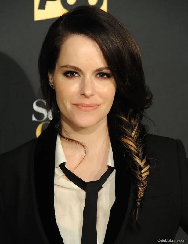 Emily Hampshire photo 6 of 35