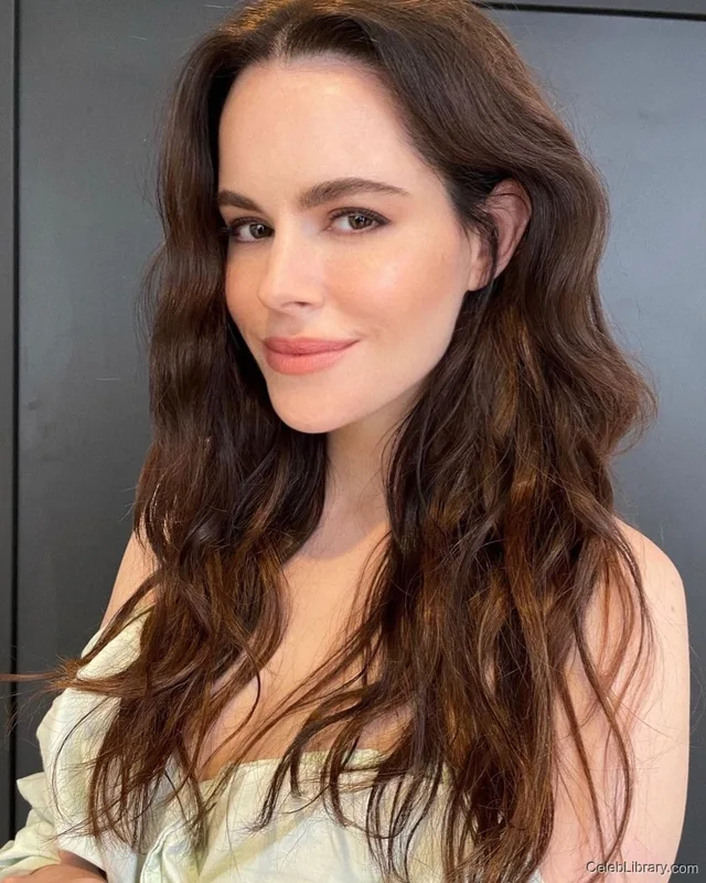 Emily Hampshire photo 7 of 35