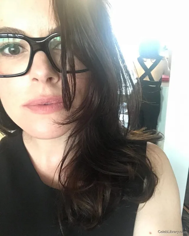 Emily Hampshire photo 8 of 35
