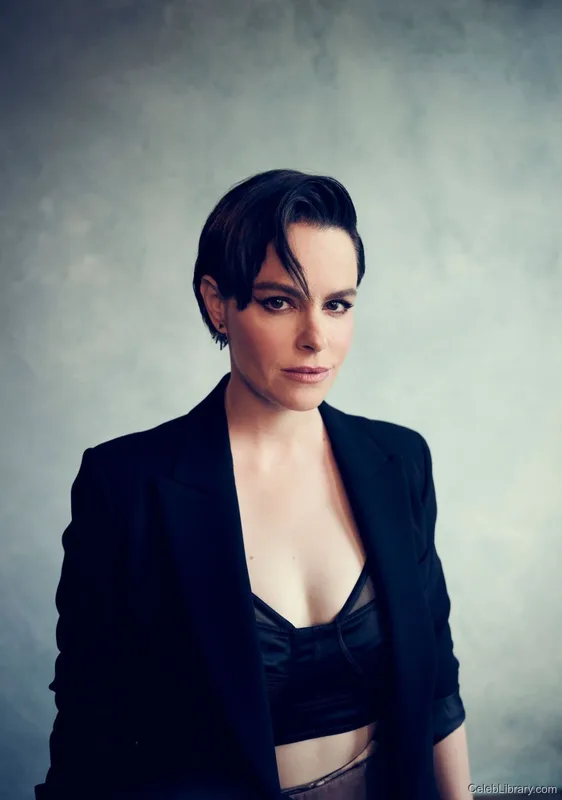 Emily Hampshire photo 12 of 35