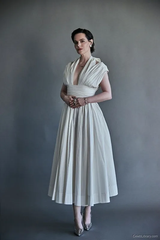 Emily Hampshire photo 14 of 35