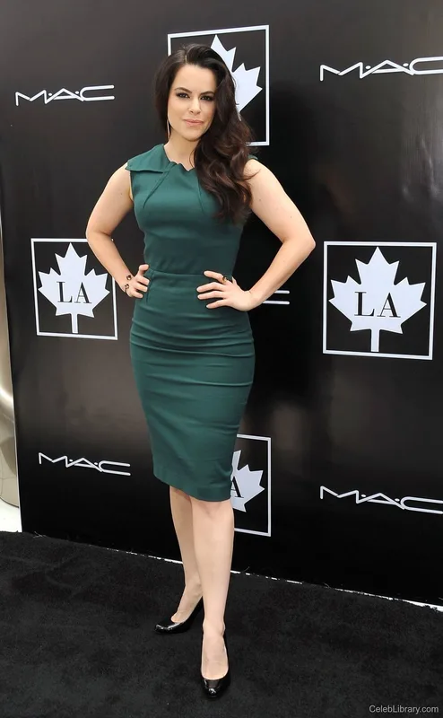 Emily Hampshire photo 7 of 35