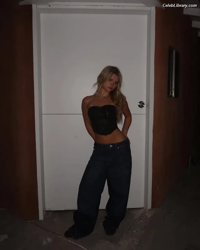 Emily Kelavos photo 11 of 96