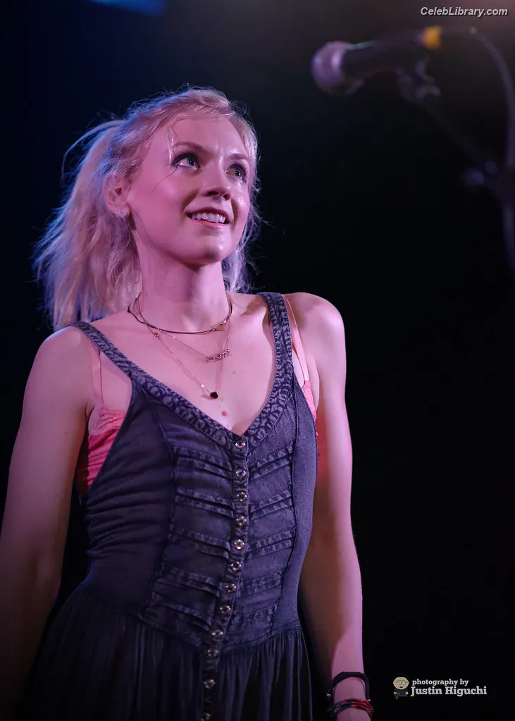 Emily Kinney photo 22 of 190
