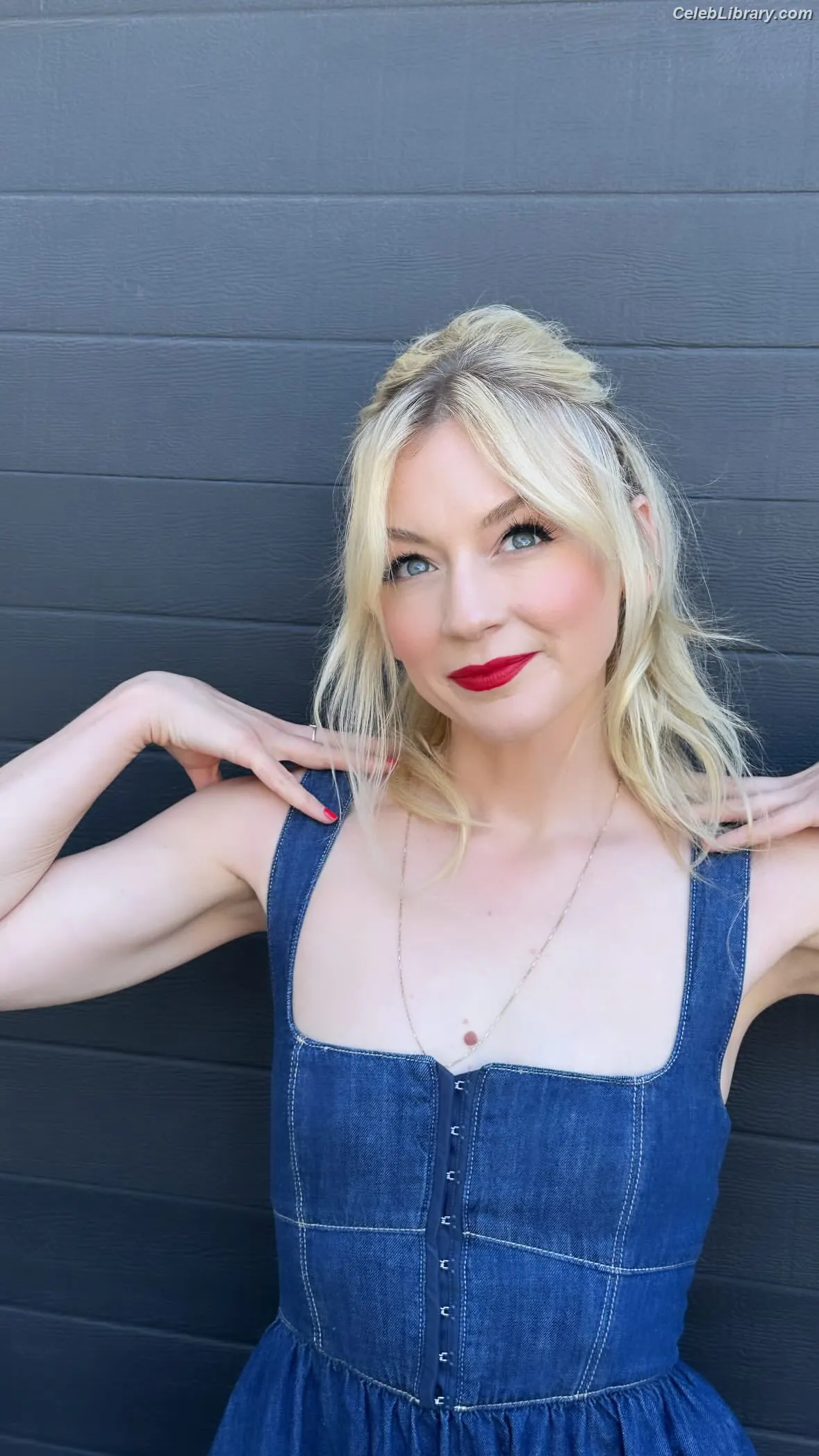 Emily Kinney photo 11 of 190
