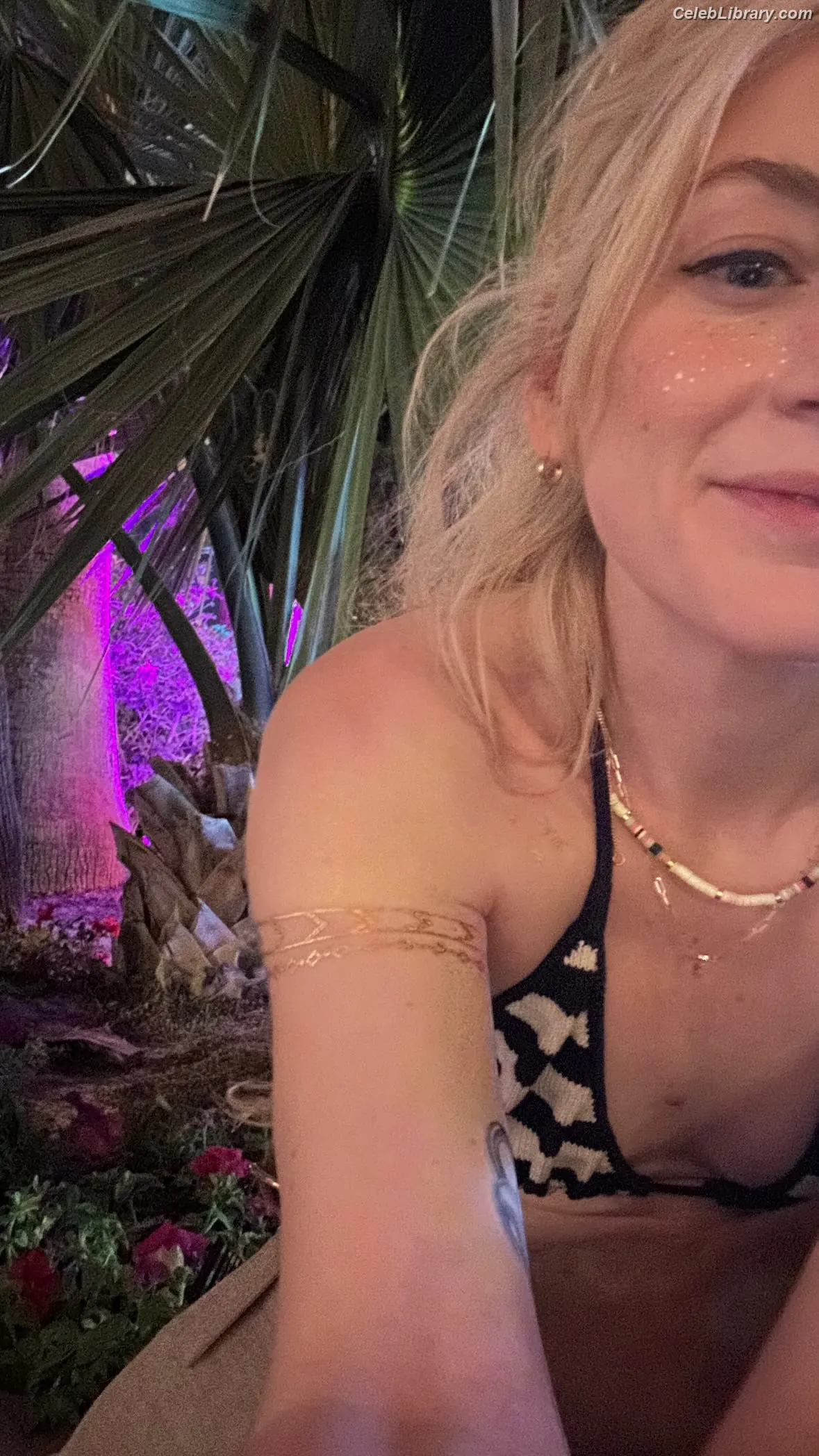 Emily Kinney photo 13 of 190