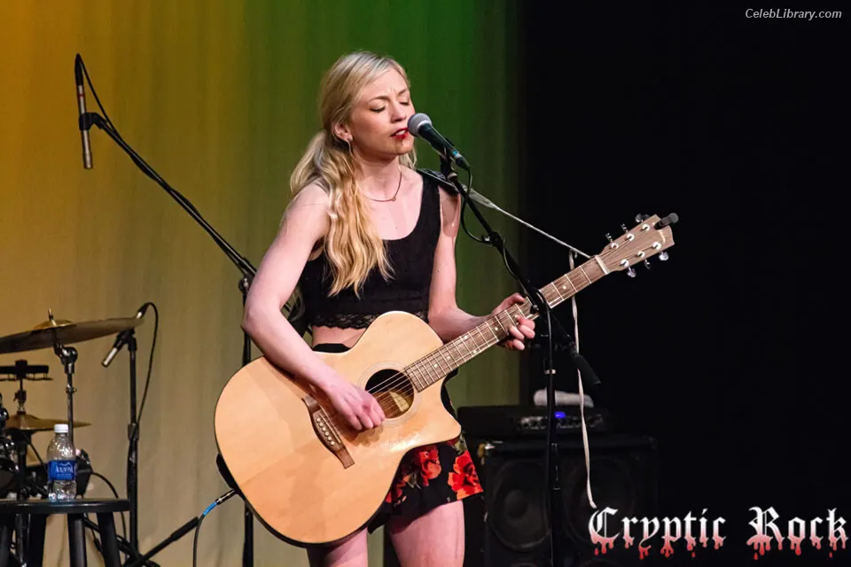 Emily Kinney photo 6 of 190