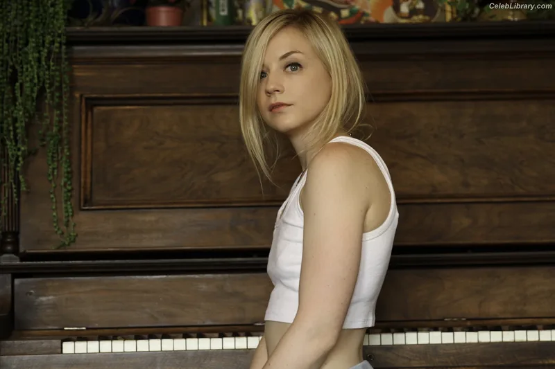 Emily Kinney photo 1 of 191