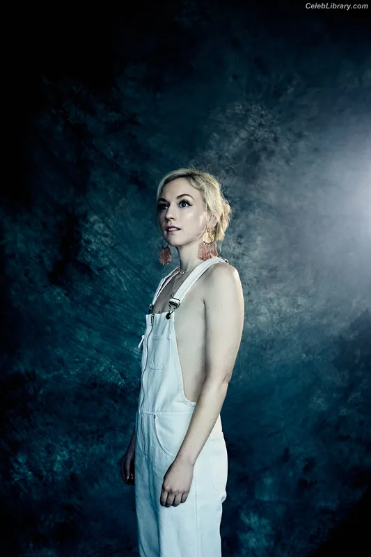 Emily Kinney photo 5 of 191