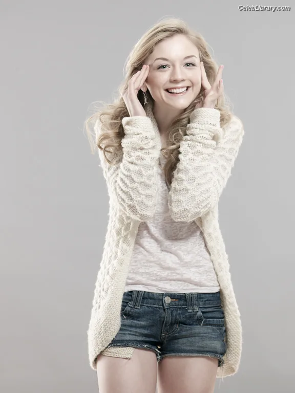 Emily Kinney photo 8 of 191