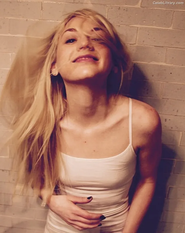 Emily Kinney photo 13 of 191