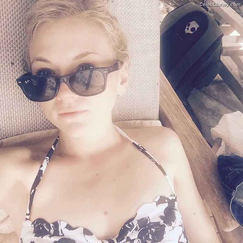 Emily Kinney photo 15 of 191