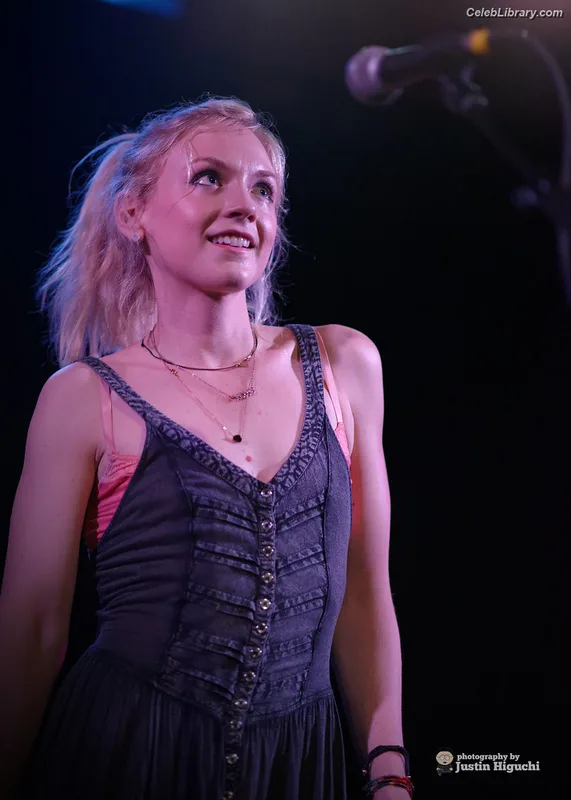 Emily Kinney photo 22 of 191