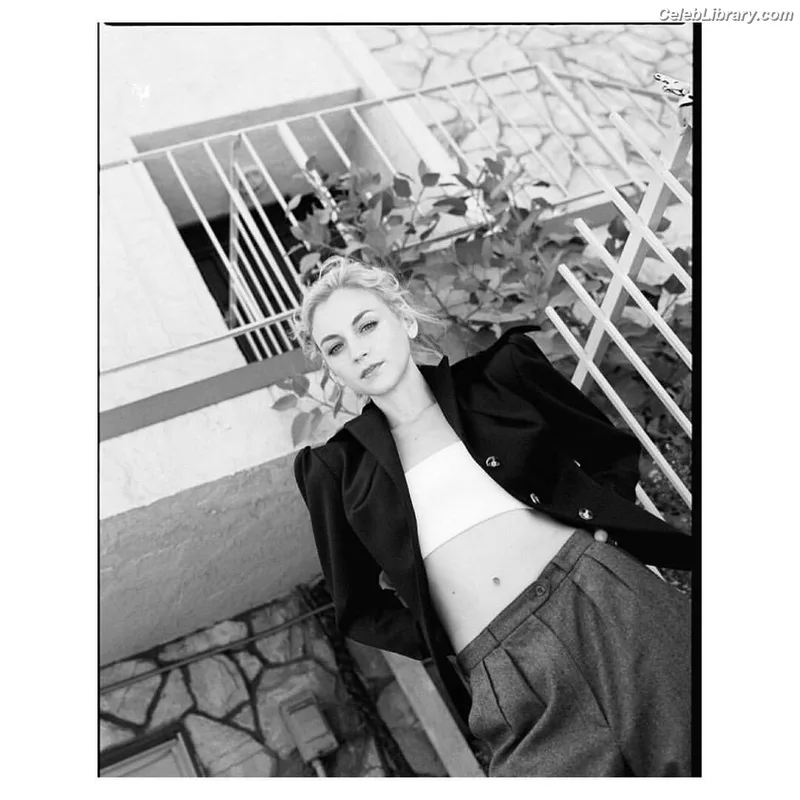 Emily Kinney photo 1 of 191