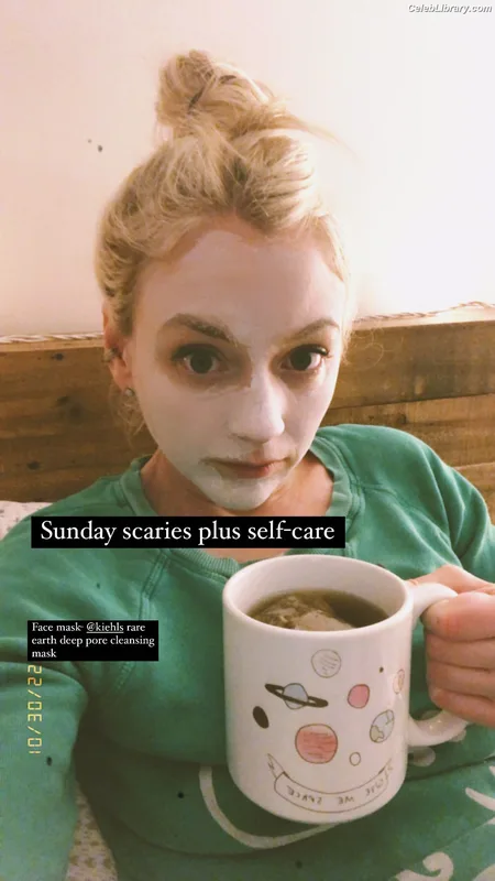 Emily Kinney photo 2 of 191