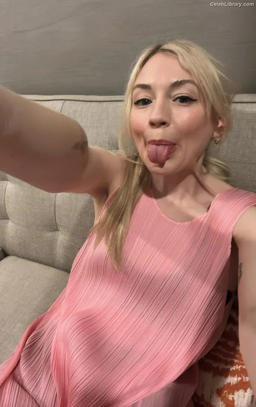 Emily Kinney photo 4 of 191
