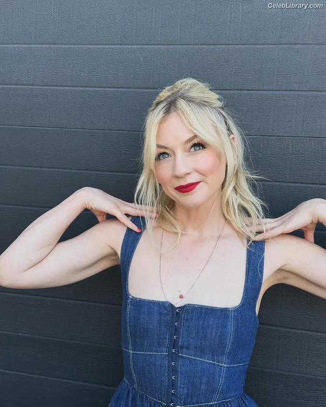 Emily Kinney photo 5 of 191