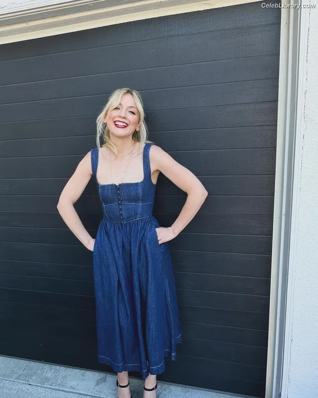 Emily Kinney photo 8 of 191