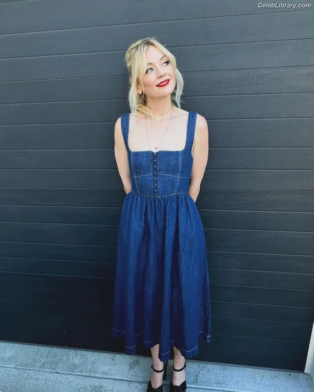 Emily Kinney photo 11 of 191