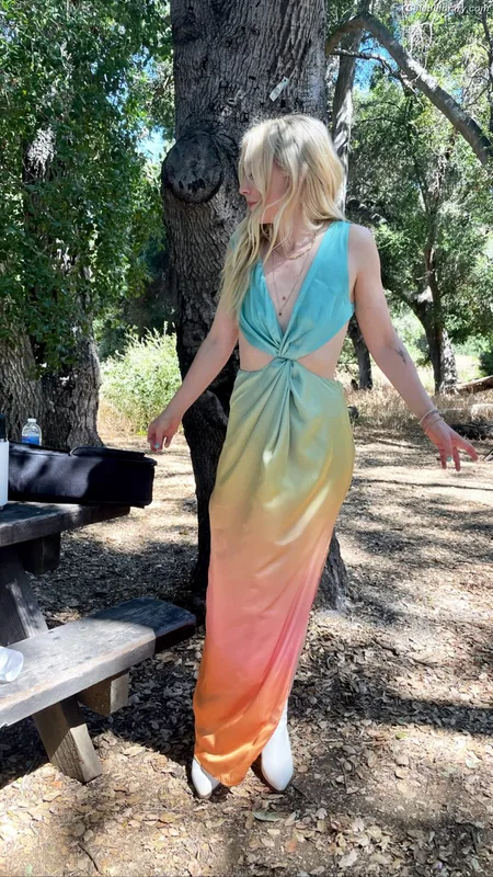 Emily Kinney photo 20 of 191