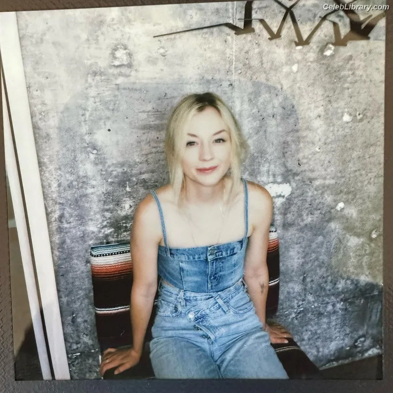 Emily Kinney photo 3 of 191