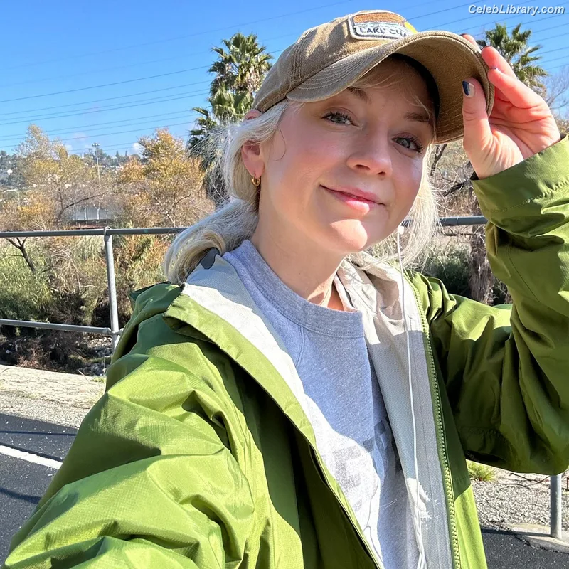 Emily Kinney photo 4 of 191