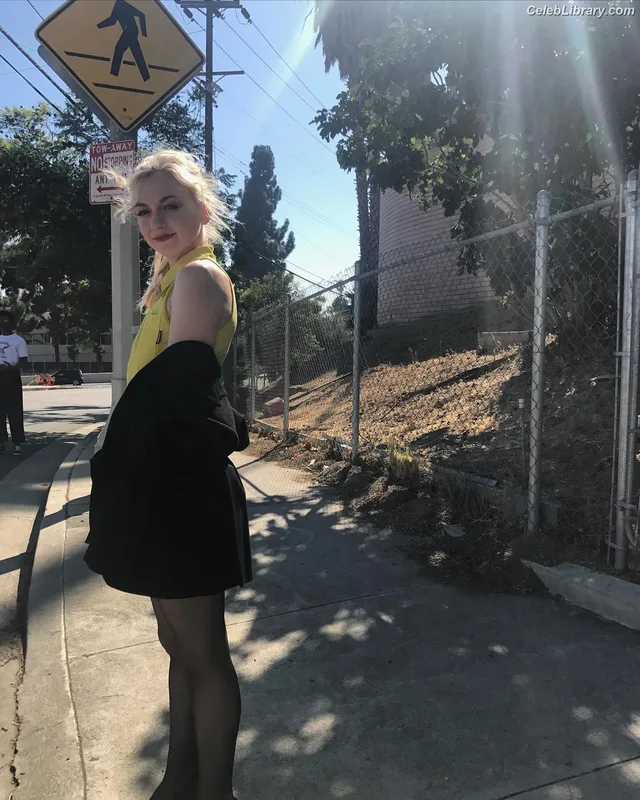 Emily Kinney photo 5 of 191