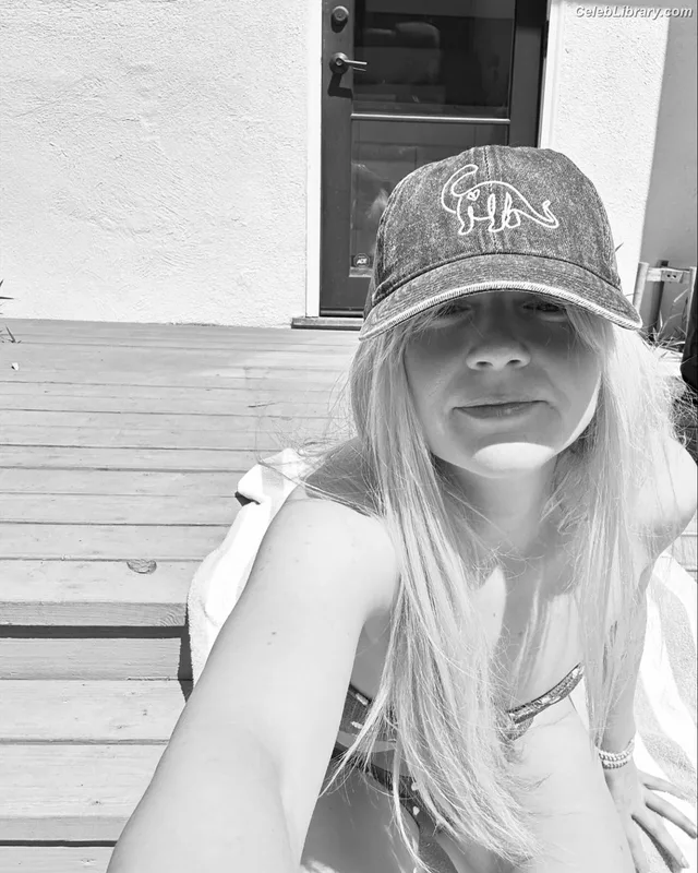 Emily Kinney photo 10 of 191