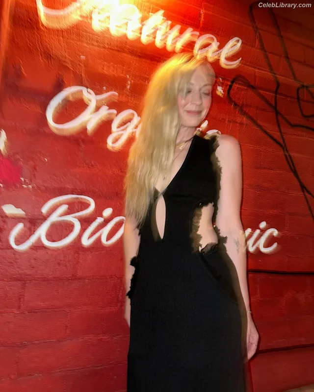 Emily Kinney photo 22 of 191