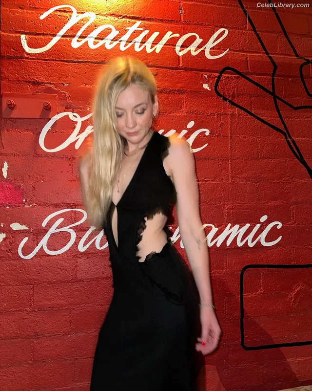 Emily Kinney photo 4 of 191