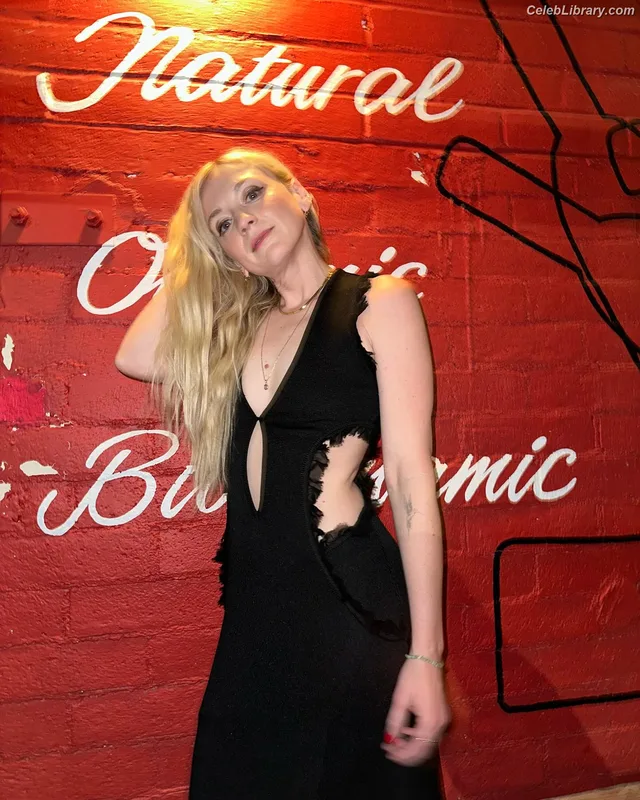 Emily Kinney photo 5 of 191