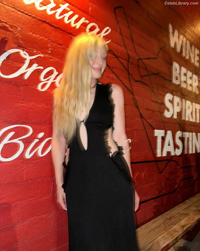 Emily Kinney photo 6 of 191