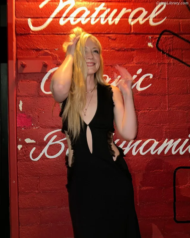 Emily Kinney photo 7 of 191