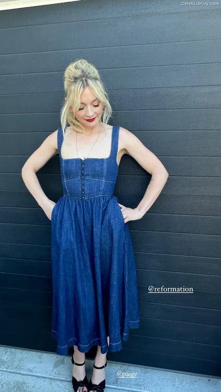 Emily Kinney photo 10 of 191