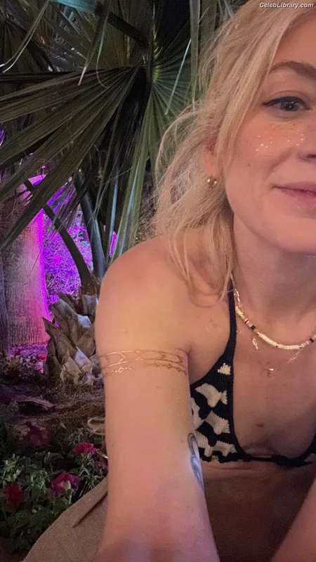 Emily Kinney photo 13 of 191