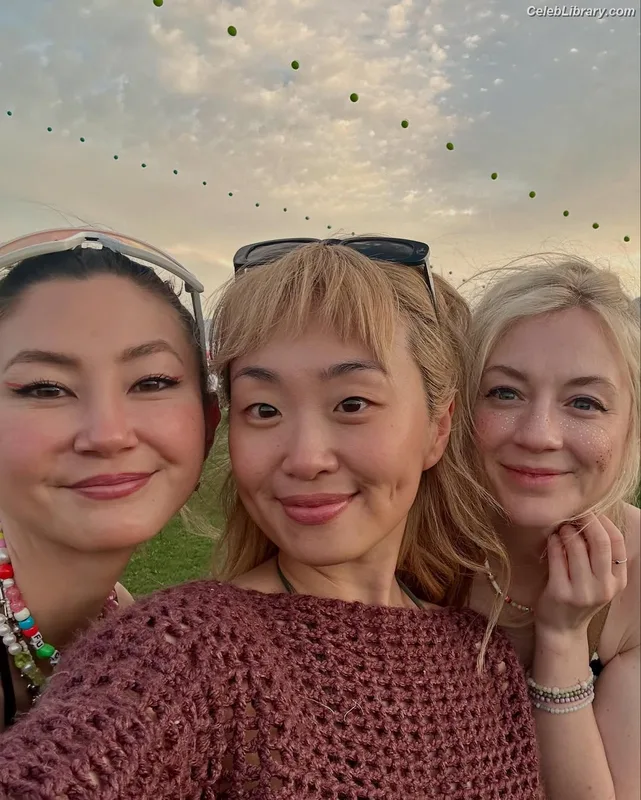 Emily Kinney photo 24 of 191