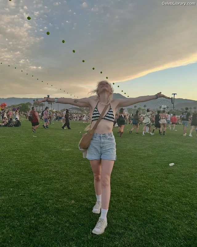 Emily Kinney photo 2 of 191