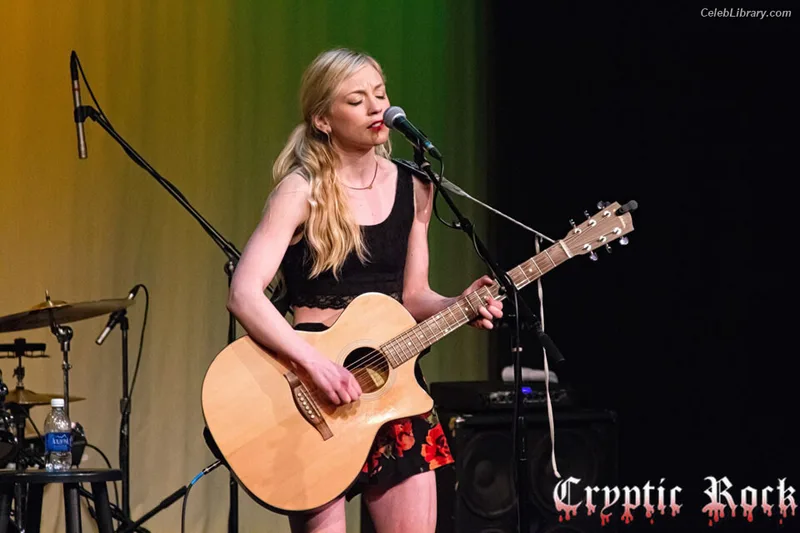 Emily Kinney photo 6 of 191