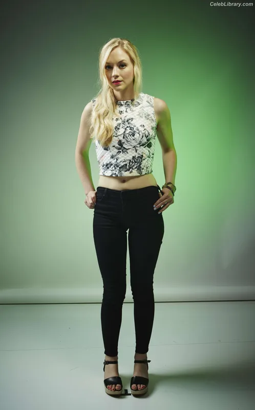 Emily Kinney photo 7 of 191